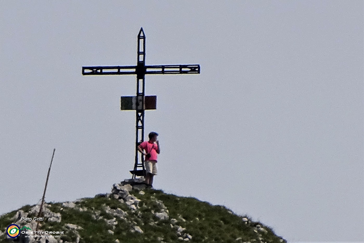 31 Maxi zoom alla croce di Corna Piana (2310 m) con escursionista.JPG